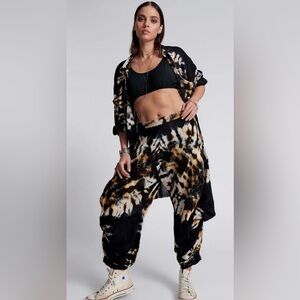 One teaspoon HAND PRINTED STORM FLOWER PANTS size medium sold out online